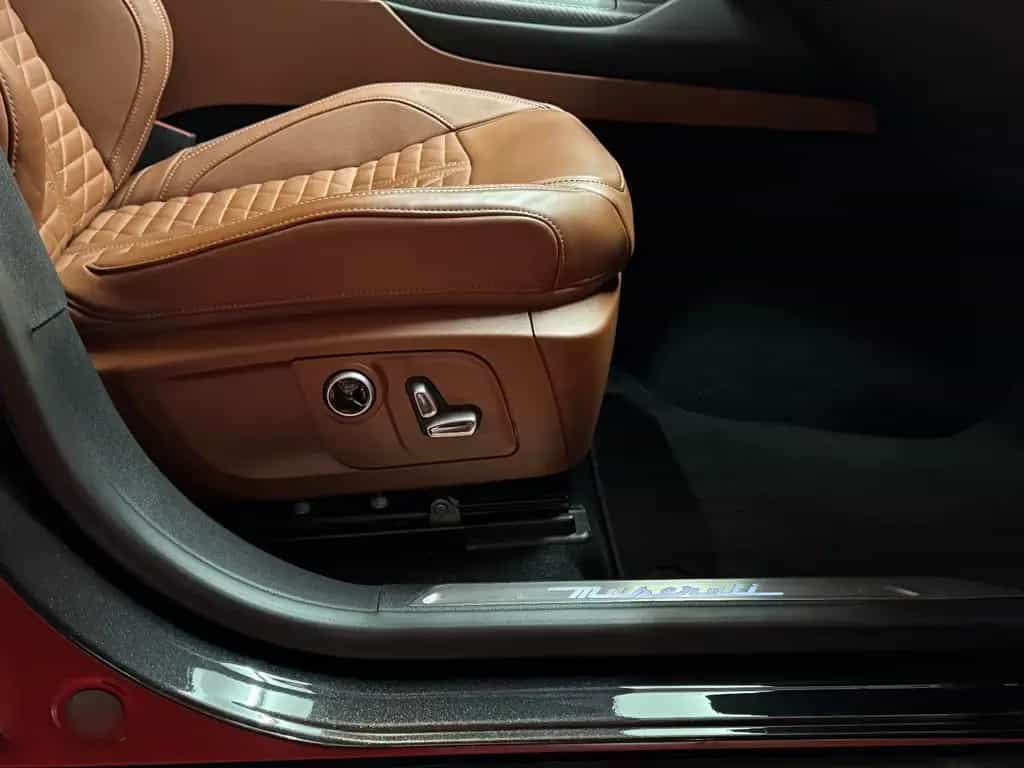 Maserati Levante /3.8 V8/530 PS/GTS/Q4/PANO/1.HAND/PERFEKT 05/2021-photo-14