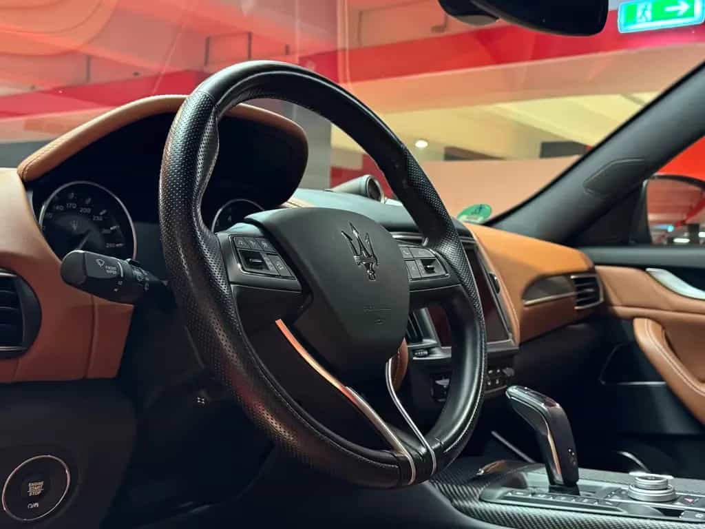Maserati Levante /3.8 V8/530 PS/GTS/Q4/PANO/1.HAND/PERFEKT 05/2021-photo-23