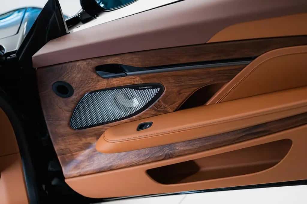 Aston Martin Vanquish Volante Full Options Titanium Exhaust 02/2026-photo-19