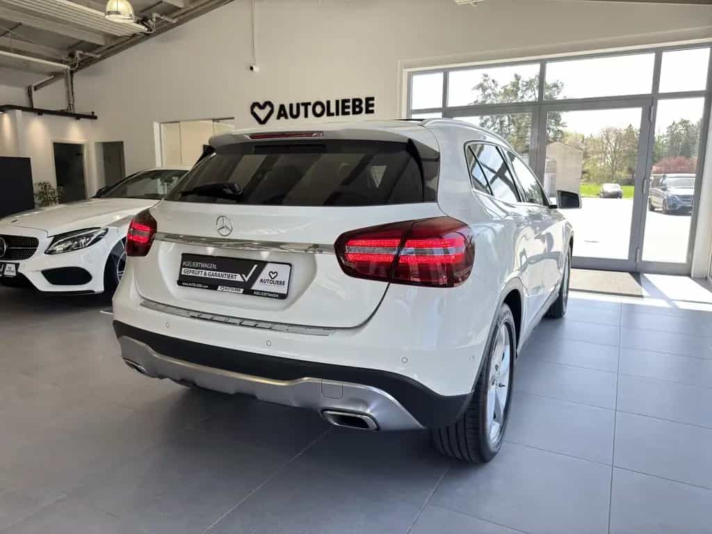 Mercedes-Benz GLA 200 Urban LED*PANO*SHZ*PDC 08/2017-photo-2