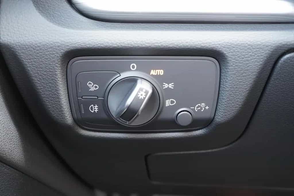 Audi A3 30 TFSI sport Bi-Xenon Navi Sitzheizung PDC 06/2018-photo-16
