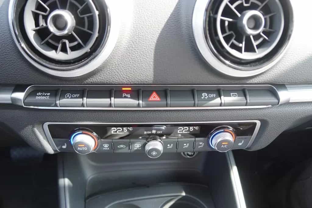 Audi A3 30 TFSI sport Bi-Xenon Navi Sitzheizung PDC 06/2018-photo-25