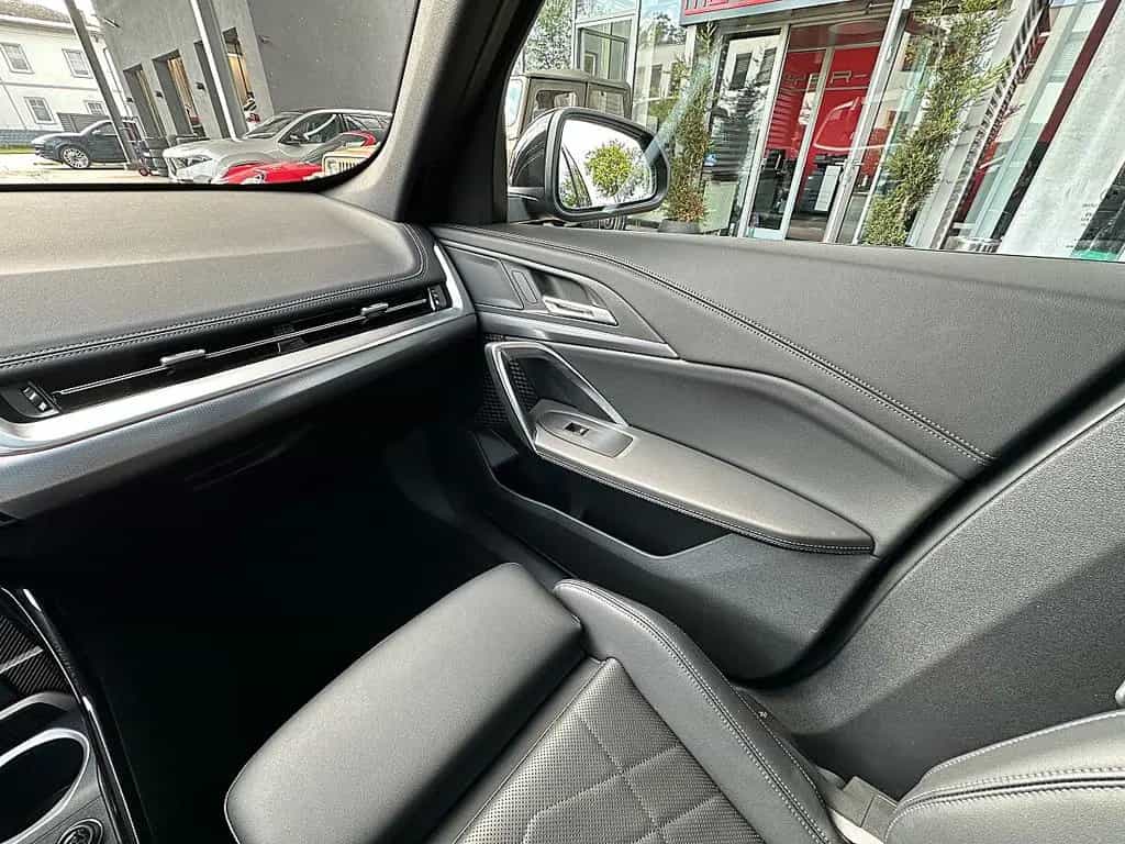 BMW X1 sDrive18i M-Paket Aut. / Pano / Sportsitze 12/2025-photo-24