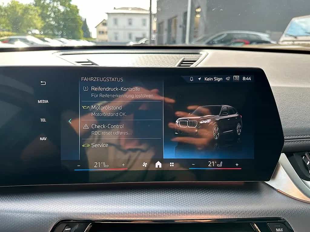 BMW X1 sDrive18i M-Paket Aut. / Pano / Sportsitze 12/2025-photo-31