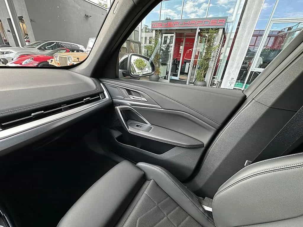 BMW X1 sDrive18i M-Paket Aut. / Pano / Sportsitze 12/2025-photo-33