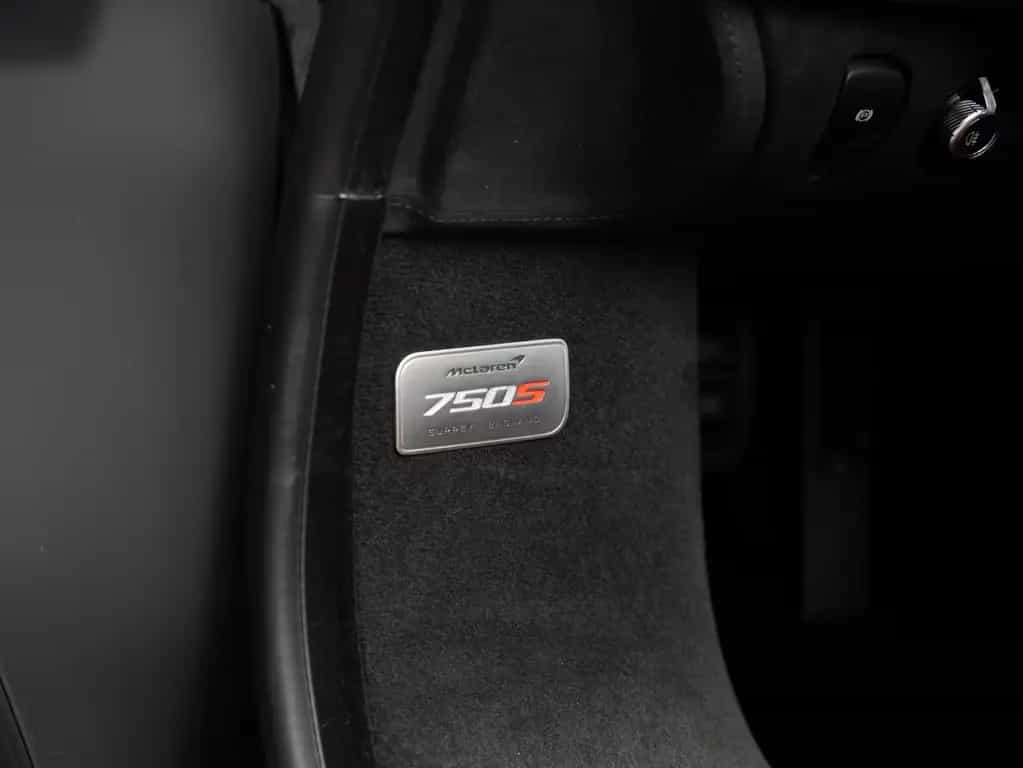 McLaren 750S Coupé MY27 | Carbon Exterior | B&W null-photo-30