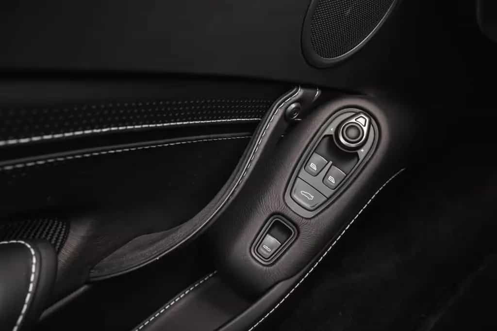 Aston Martin V8 Vantage -Roadster-AM Spezilafarbe-Sport Plus. 05/2021-photo-22