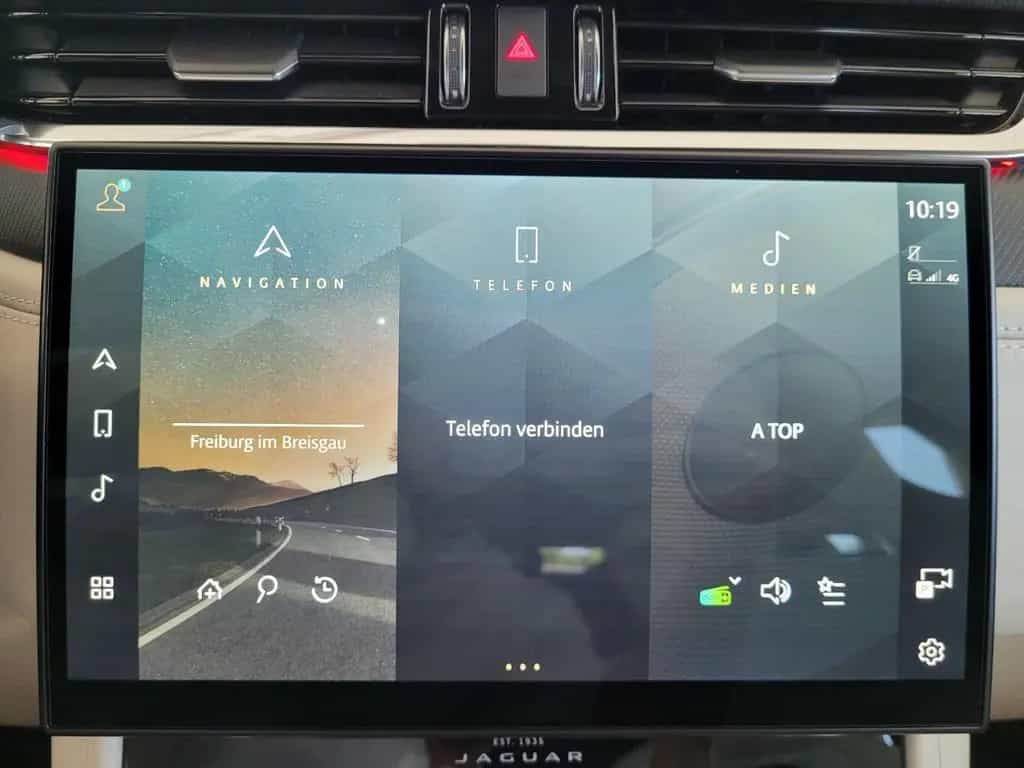 Jaguar F-Pace P550 AWD SVR*HUD*PANO*22-Zoll*Surround-So 04/2022-photo-18