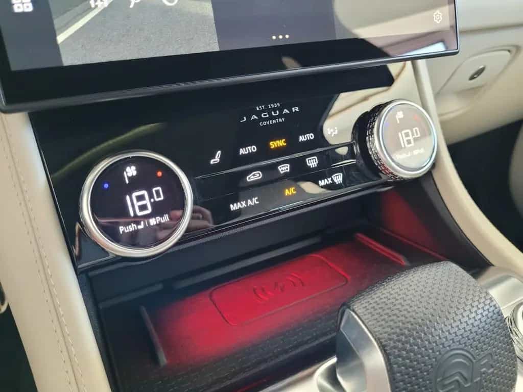 Jaguar F-Pace P550 AWD SVR*HUD*PANO*22-Zoll*Surround-So 04/2022-photo-21
