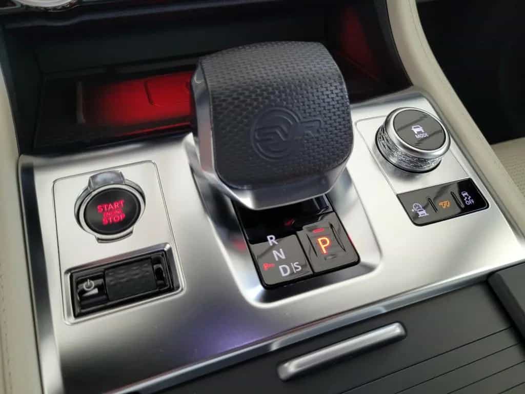 Jaguar F-Pace P550 AWD SVR*HUD*PANO*22-Zoll*Surround-So 04/2022-photo-22