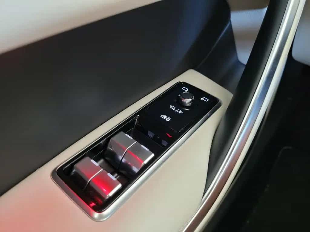 Jaguar F-Pace P550 AWD SVR*HUD*PANO*22-Zoll*Surround-So 04/2022-photo-28
