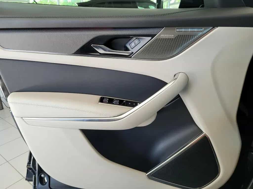 Jaguar F-Pace P550 AWD SVR*HUD*PANO*22-Zoll*Surround-So 04/2022-photo-30
