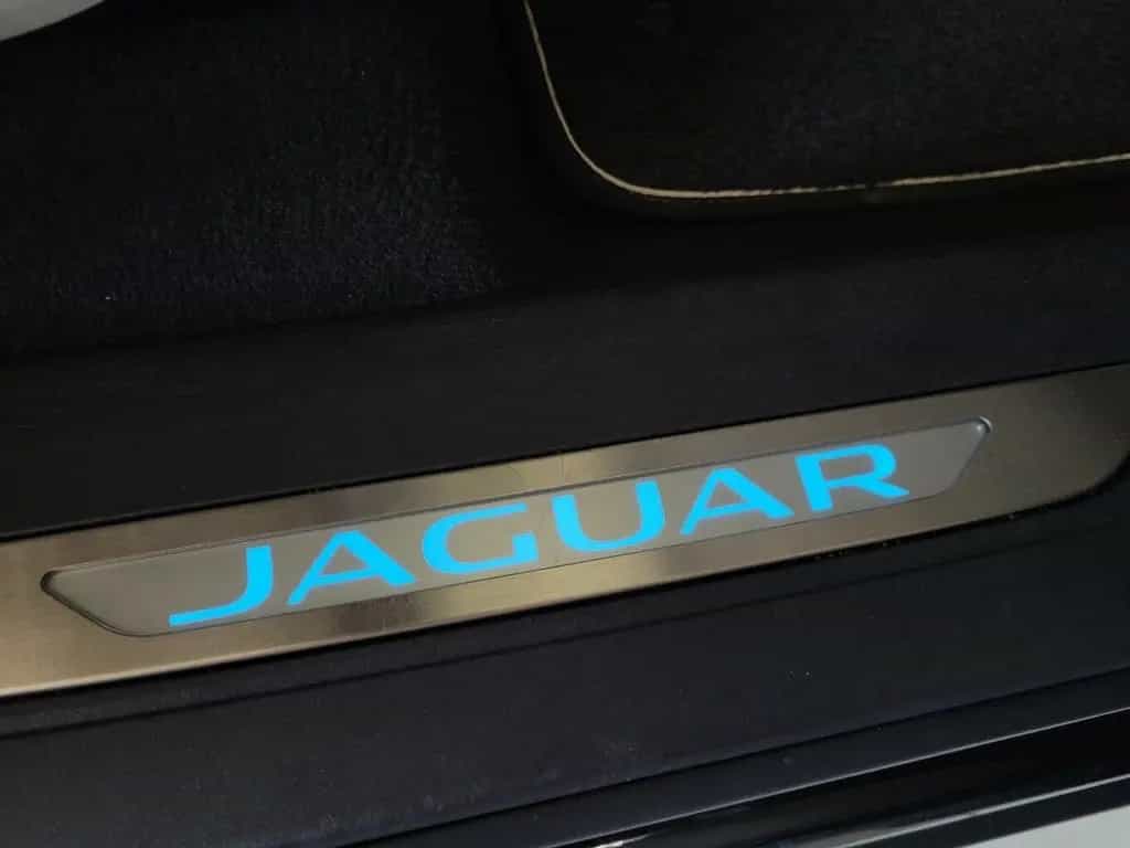 Jaguar F-Pace P550 AWD SVR*HUD*PANO*22-Zoll*Surround-So 04/2022-photo-32