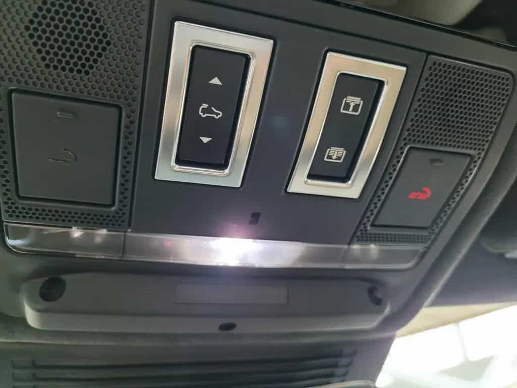 Jaguar F-Pace P550 AWD SVR*HUD*PANO*22-Zoll*Surround-So 04/2022-photo-33