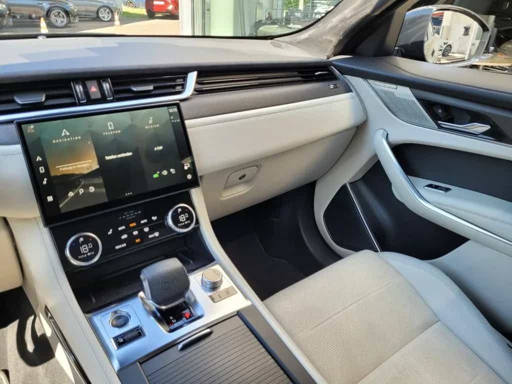 Jaguar F-Pace P550 AWD SVR*HUD*PANO*22-Zoll*Surround-So 04/2022-photo-7