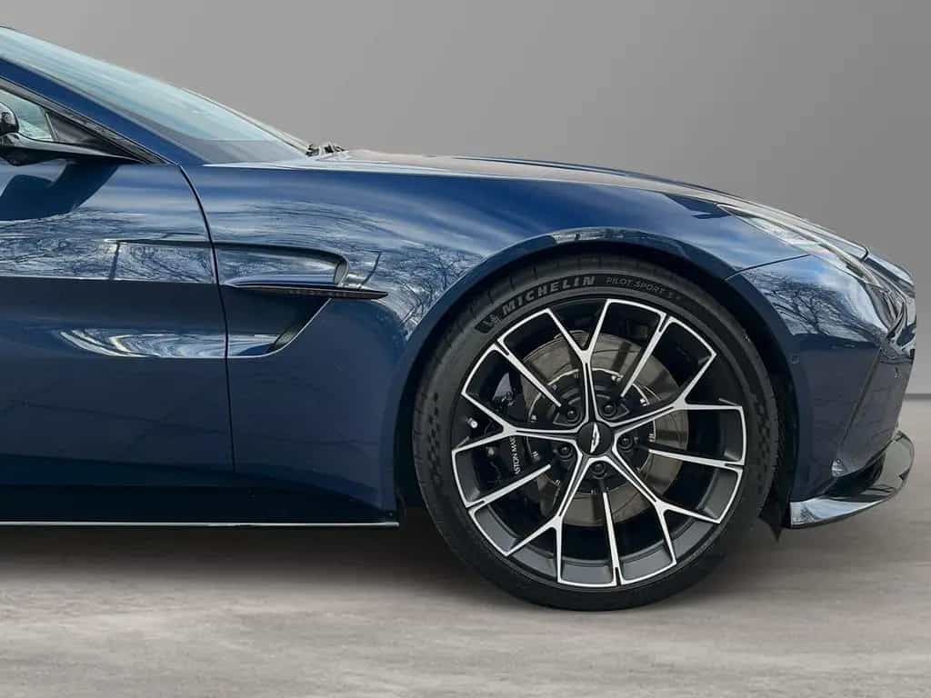 Aston Martin V8 Vantage Vantage Seychelles Blue Bowers & Wilkins 08/2024-photo-17