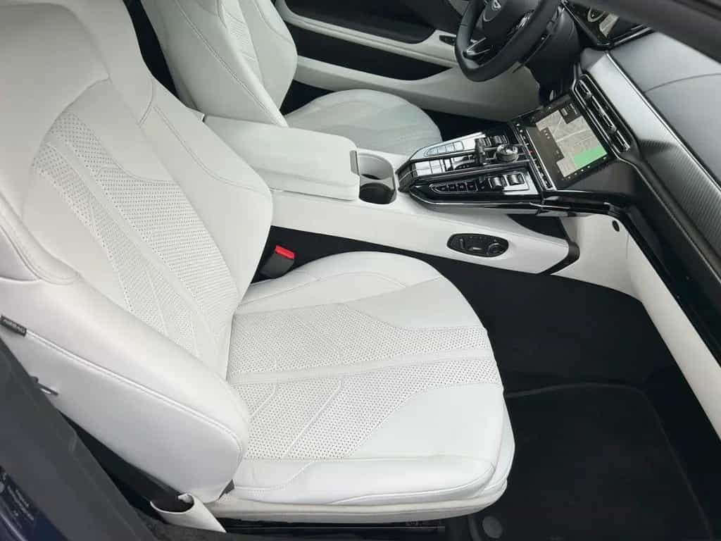 Aston Martin V8 Vantage Vantage Seychelles Blue Bowers & Wilkins 08/2024-photo-24