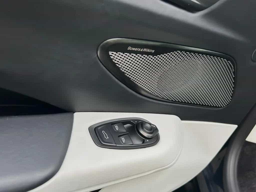 Aston Martin V8 Vantage Vantage Seychelles Blue Bowers & Wilkins 08/2024-photo-27
