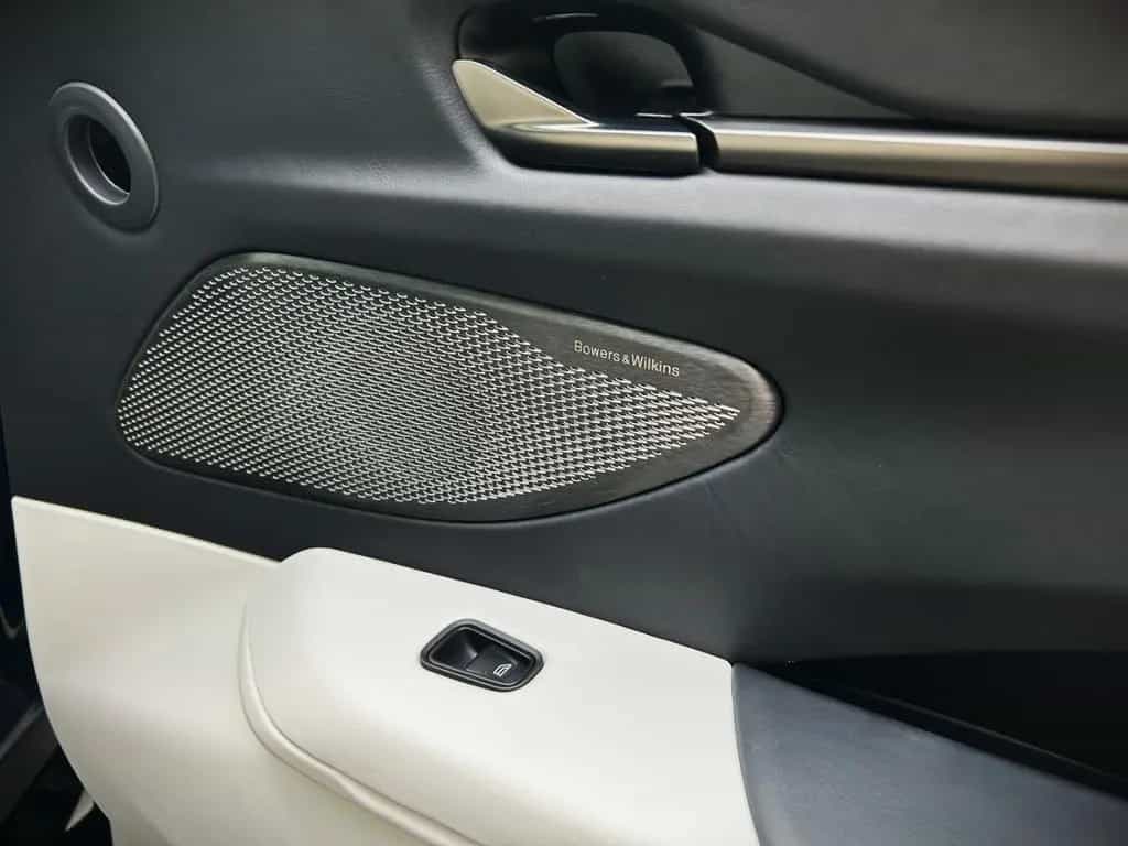 Aston Martin V8 Vantage Vantage Seychelles Blue Bowers & Wilkins 08/2024-photo-28