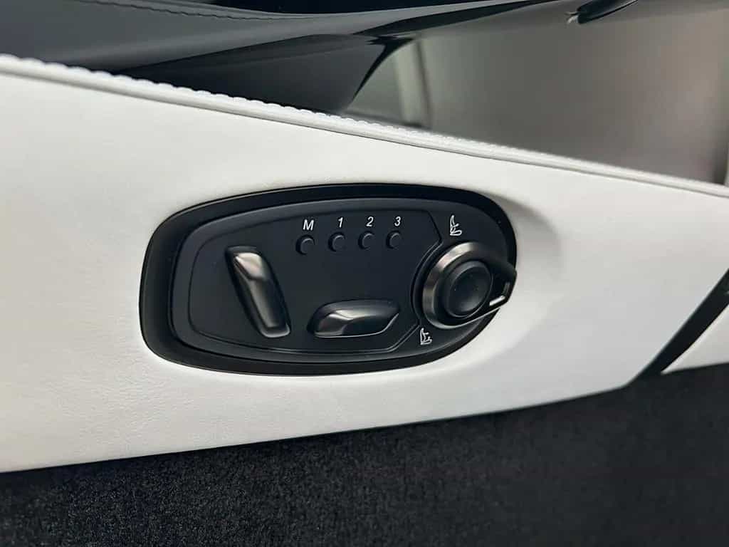 Aston Martin V8 Vantage Vantage Seychelles Blue Bowers & Wilkins 08/2024-photo-29