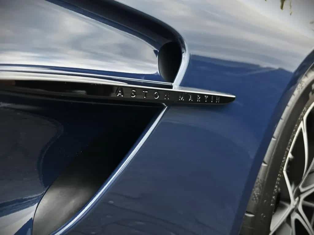 Aston Martin V8 Vantage Vantage Seychelles Blue Bowers & Wilkins 08/2024-photo-32