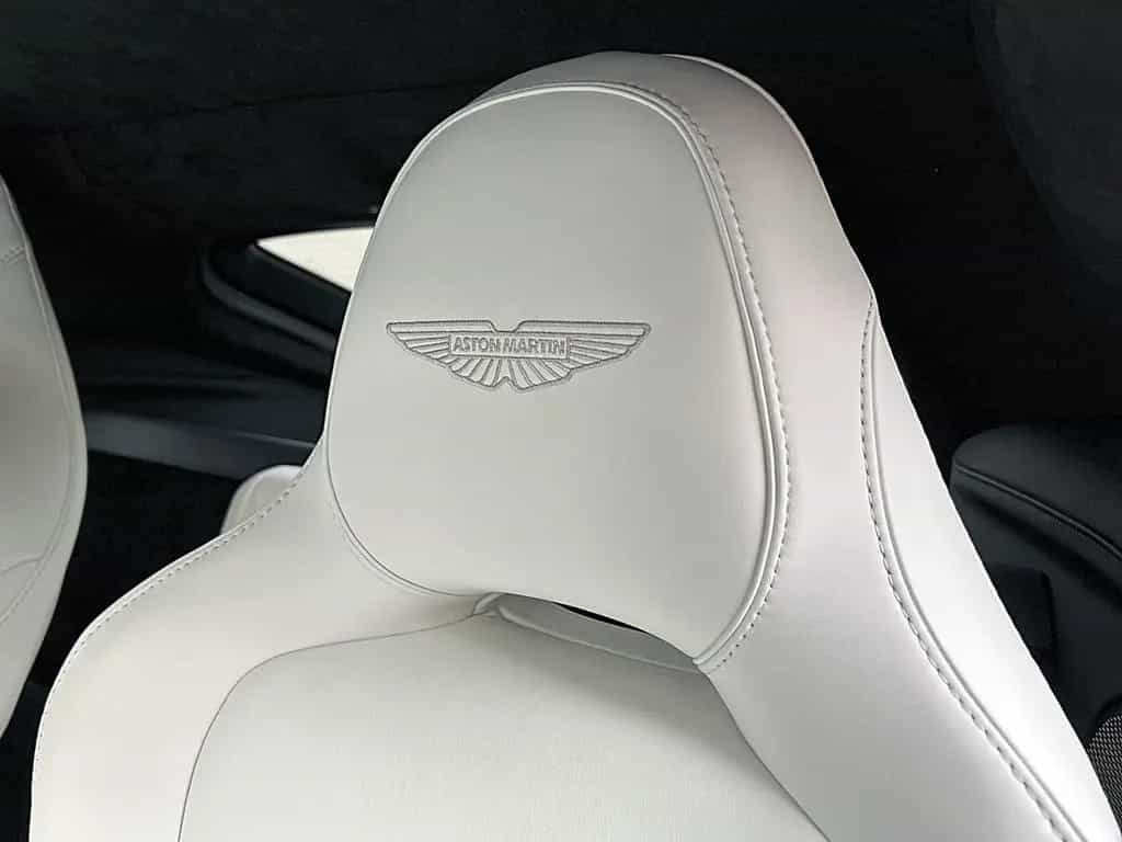 Aston Martin V8 Vantage Vantage Seychelles Blue Bowers & Wilkins 08/2024-photo-4