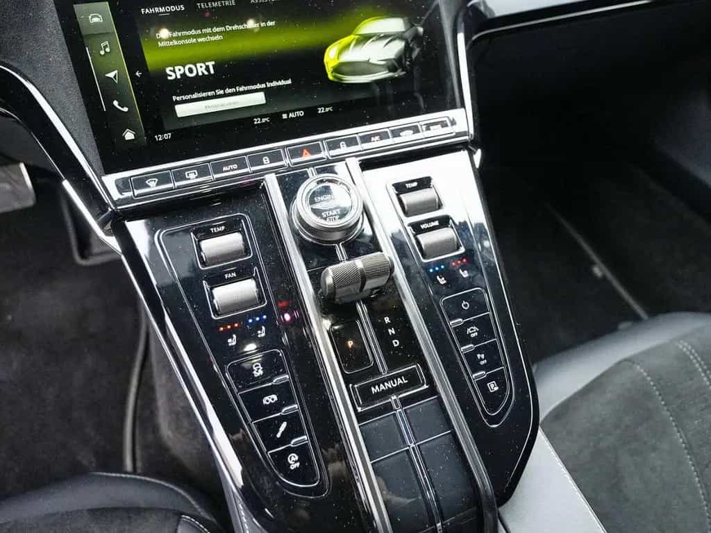Aston Martin V8 Vantage Vantage V8 Coupe Satin Onyx Black / Onyx Black 06/2024-photo-25