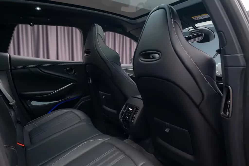 Aston Martin DBX 12/2025-photo-22