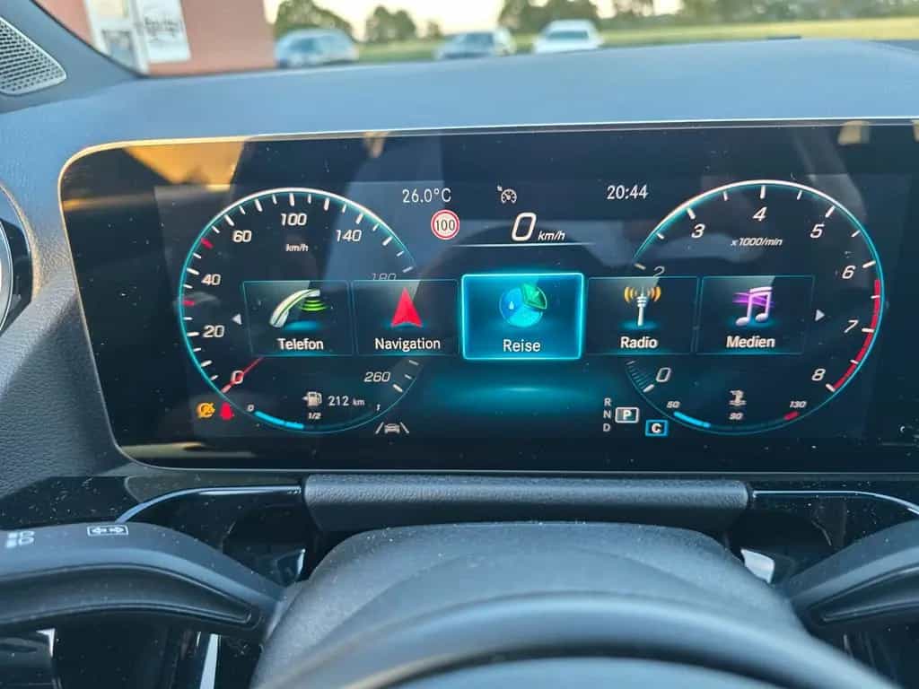 Mercedes-Benz GLA 200 LED MBUX  AHK schwenkb. DAB Allwetter 12/2020-photo-17
