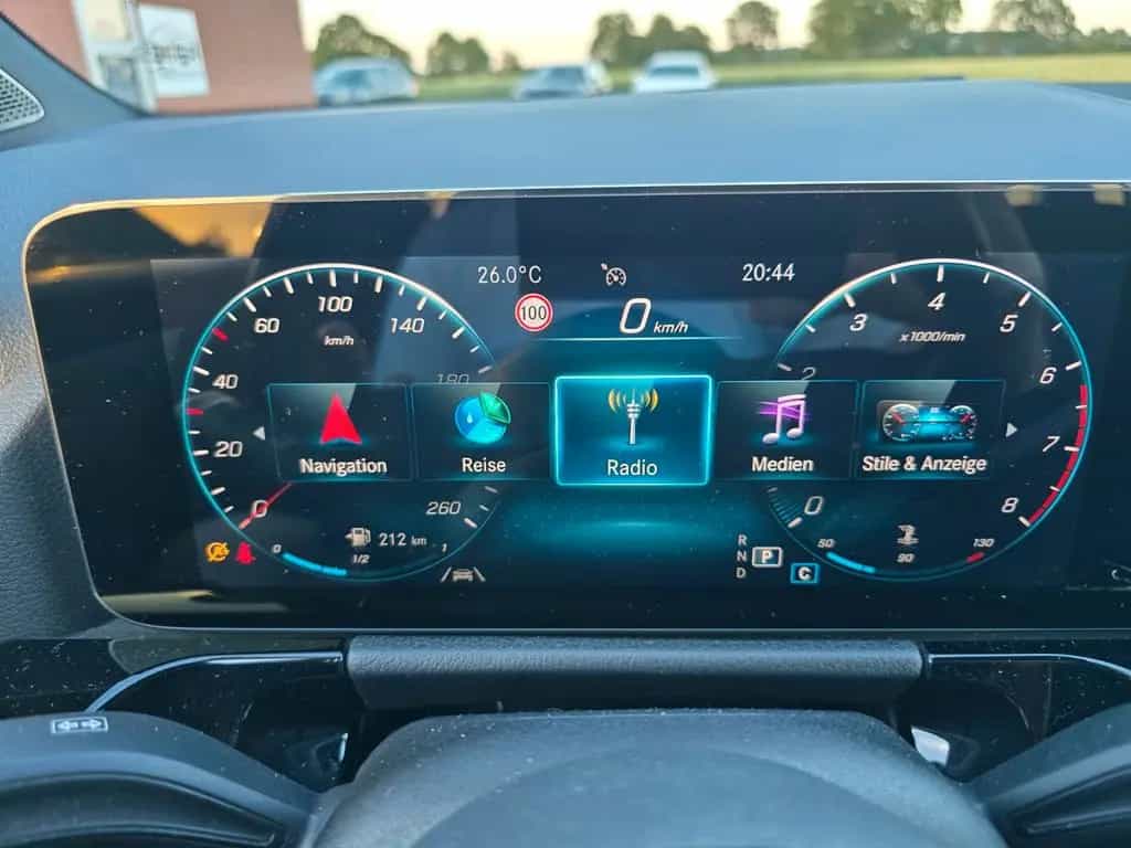 Mercedes-Benz GLA 200 LED MBUX  AHK schwenkb. DAB Allwetter 12/2020-photo-18