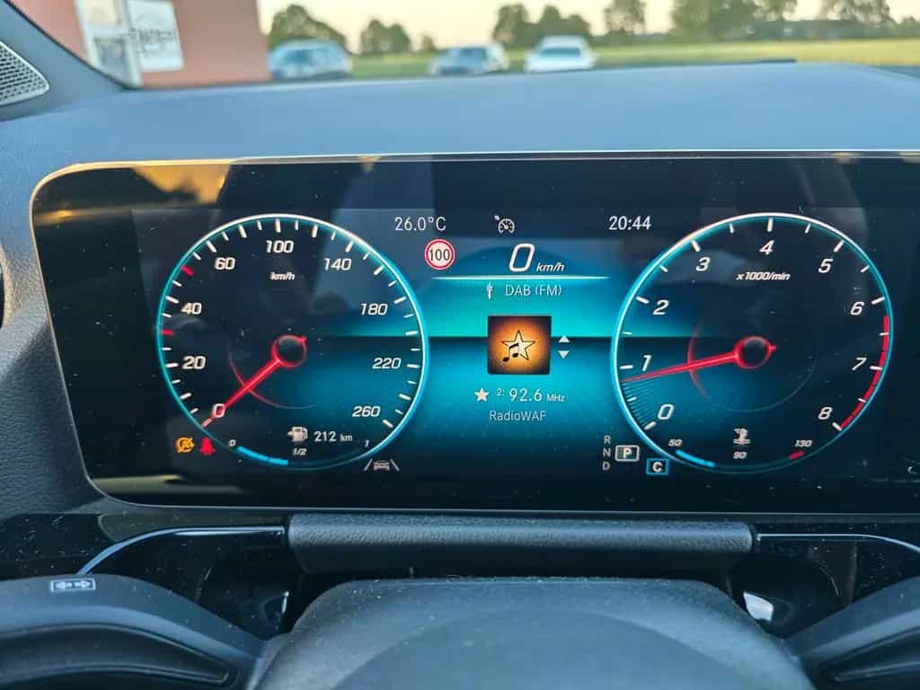 Mercedes-Benz GLA 200 LED MBUX  AHK schwenkb. DAB Allwetter 12/2020-photo-19
