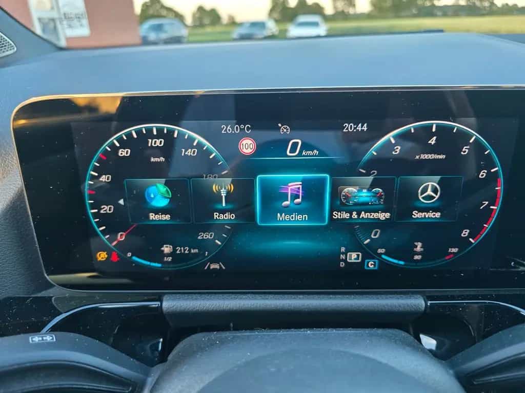 Mercedes-Benz GLA 200 LED MBUX  AHK schwenkb. DAB Allwetter 12/2020-photo-20