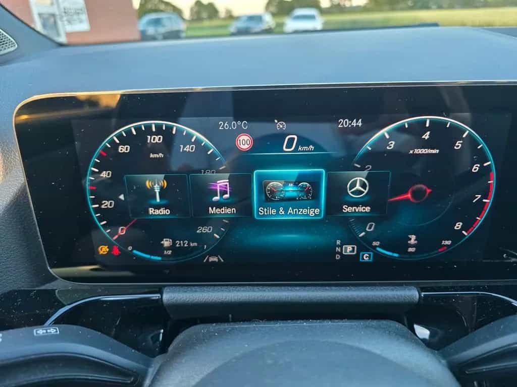 Mercedes-Benz GLA 200 LED MBUX  AHK schwenkb. DAB Allwetter 12/2020-photo-21
