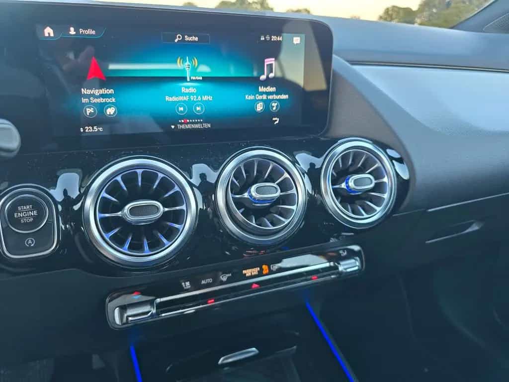 Mercedes-Benz GLA 200 LED MBUX  AHK schwenkb. DAB Allwetter 12/2020-photo-24