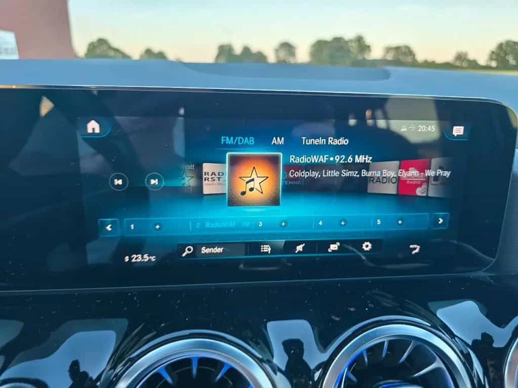 Mercedes-Benz GLA 200 LED MBUX  AHK schwenkb. DAB Allwetter 12/2020-photo-27