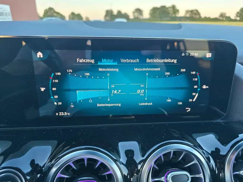 Mercedes-Benz GLA 200 LED MBUX  AHK schwenkb. DAB Allwetter 12/2020-photo-30