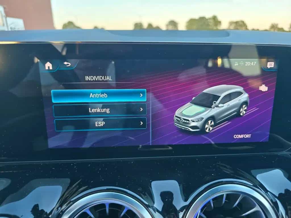 Mercedes-Benz GLA 200 LED MBUX  AHK schwenkb. DAB Allwetter 12/2020-photo-36