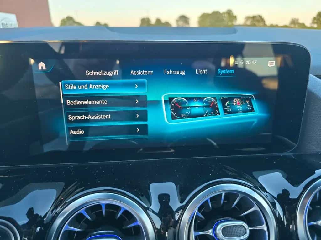 Mercedes-Benz GLA 200 LED MBUX  AHK schwenkb. DAB Allwetter 12/2020-photo-37