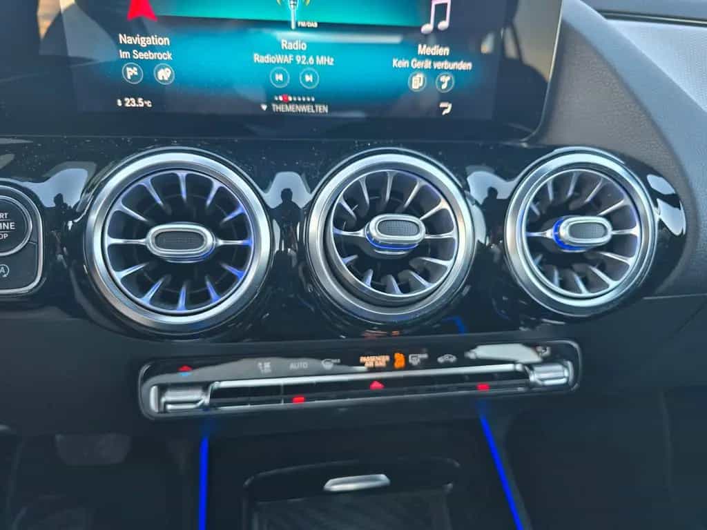 Mercedes-Benz GLA 200 LED MBUX  AHK schwenkb. DAB Allwetter 12/2020-photo-40