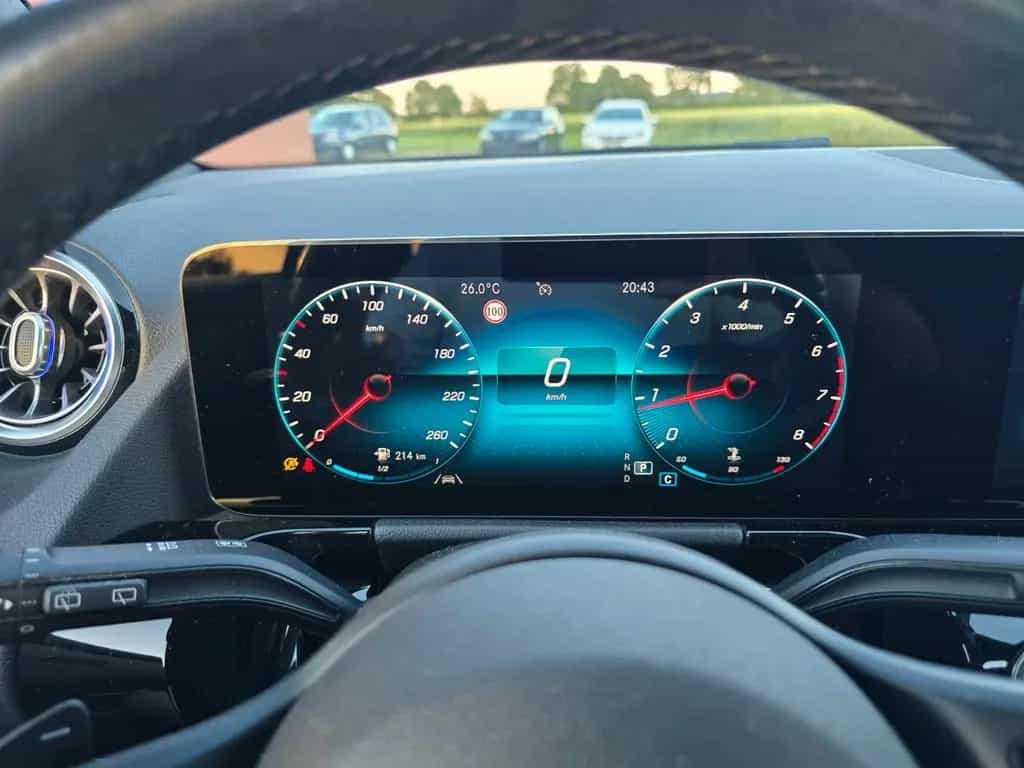 Mercedes-Benz GLA 200 LED MBUX  AHK schwenkb. DAB Allwetter 12/2020-photo-41