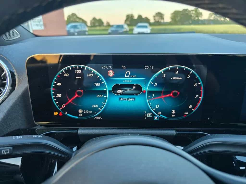Mercedes-Benz GLA 200 LED MBUX  AHK schwenkb. DAB Allwetter 12/2020-photo-42
