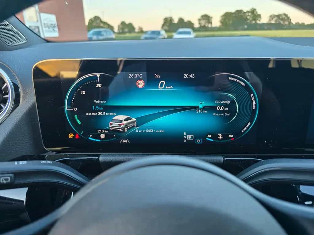 Mercedes-Benz GLA 200 LED MBUX  AHK schwenkb. DAB Allwetter 12/2020-photo-43