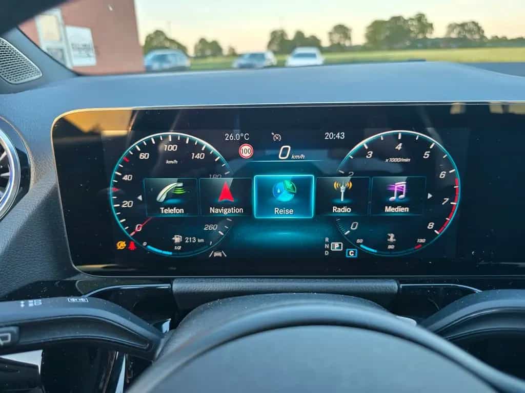 Mercedes-Benz GLA 200 LED MBUX  AHK schwenkb. DAB Allwetter 12/2020-photo-44