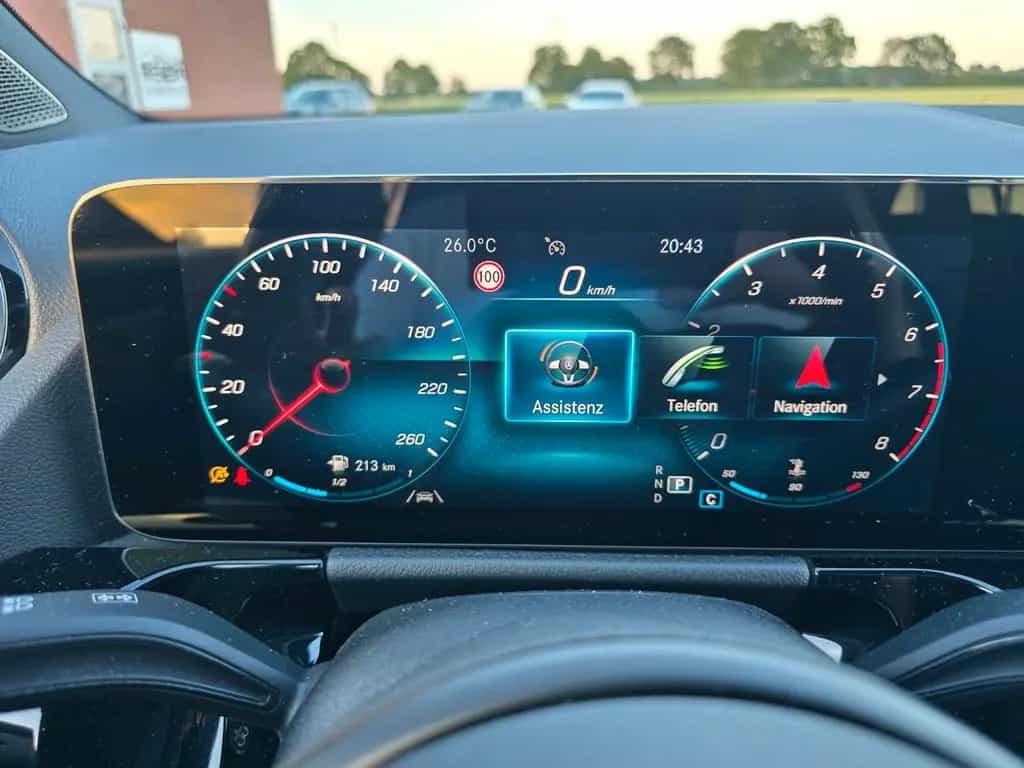 Mercedes-Benz GLA 200 LED MBUX  AHK schwenkb. DAB Allwetter 12/2020-photo-45
