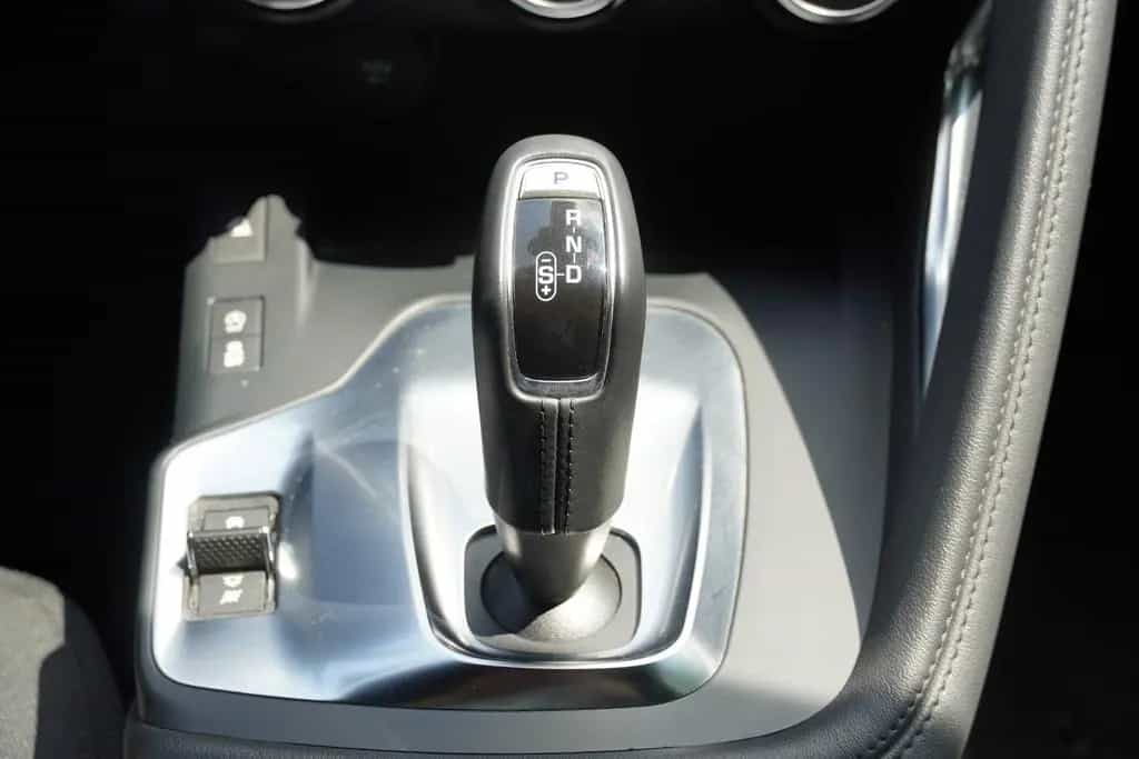 Jaguar E-Pace 2.0  AWD LED Kamera Sitzheizung Tempomat 09/2018-photo-11