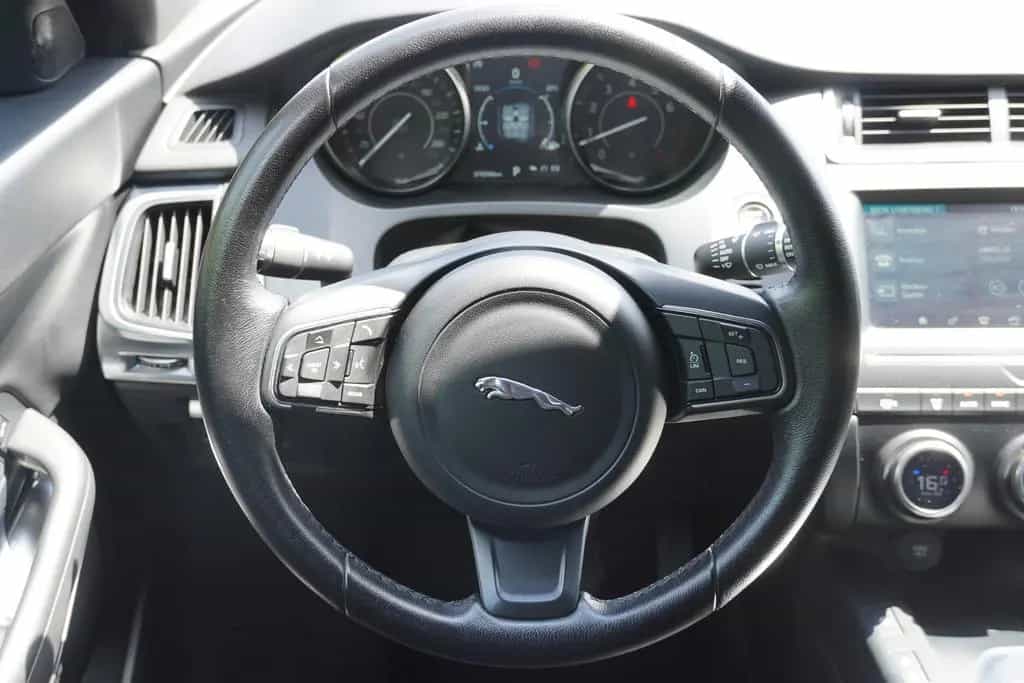 Jaguar E-Pace 2.0  AWD LED Kamera Sitzheizung Tempomat 09/2018-photo-12
