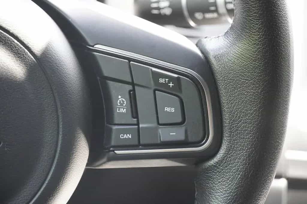 Jaguar E-Pace 2.0  AWD LED Kamera Sitzheizung Tempomat 09/2018-photo-14