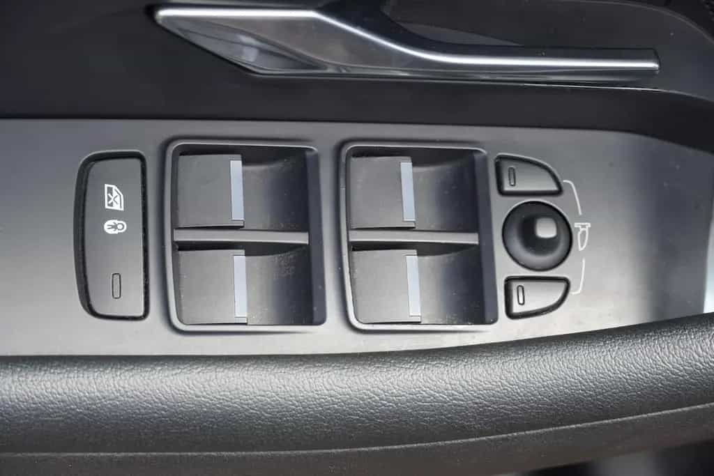 Jaguar E-Pace 2.0  AWD LED Kamera Sitzheizung Tempomat 09/2018-photo-27