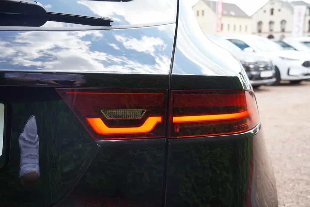 Jaguar E-Pace 2.0  AWD LED Kamera Sitzheizung Tempomat 09/2018-photo-32