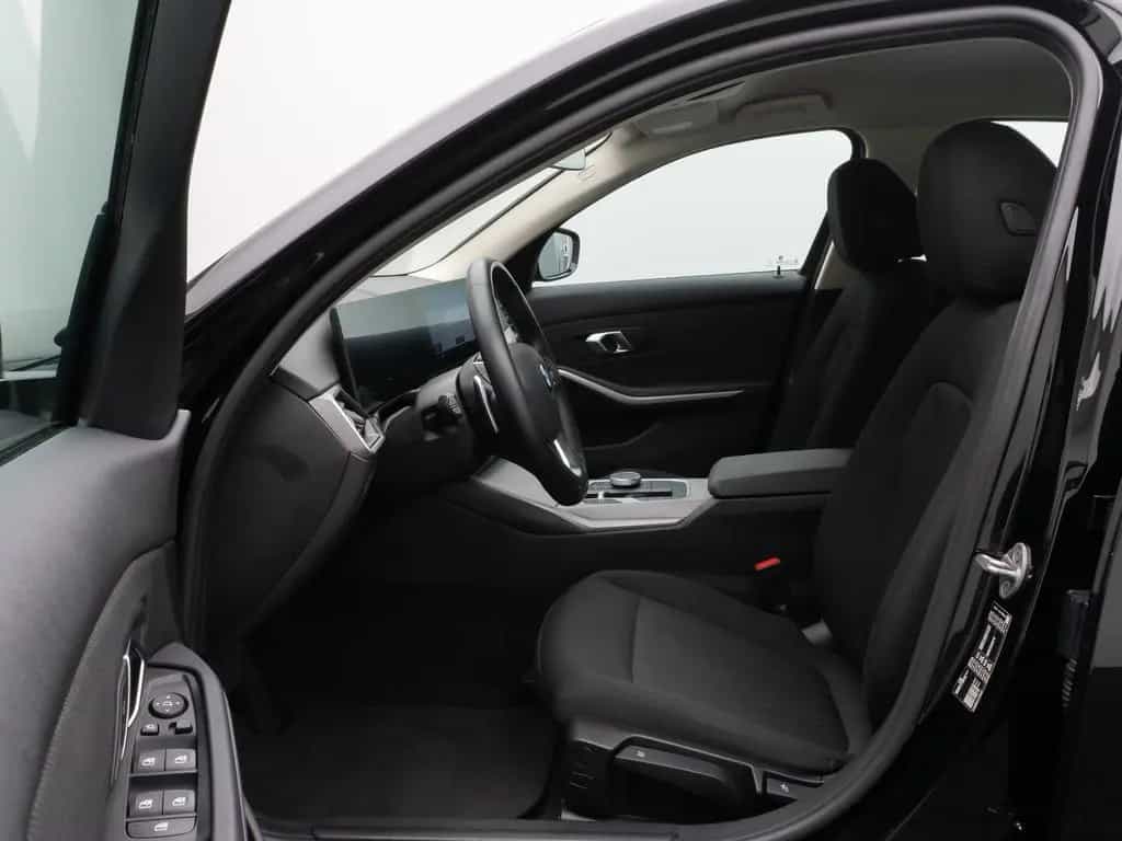 BMW 318 i GeschwindigReg DAB PDC Cockpit+ Widscreen 10/2024-photo-18